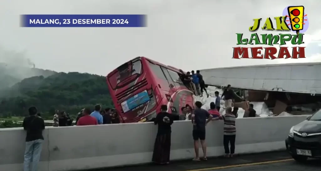 Kecelakaan Bus Pariwisata Dihantam Truk di Tol Lawang Menuju Malang 23/12/2024