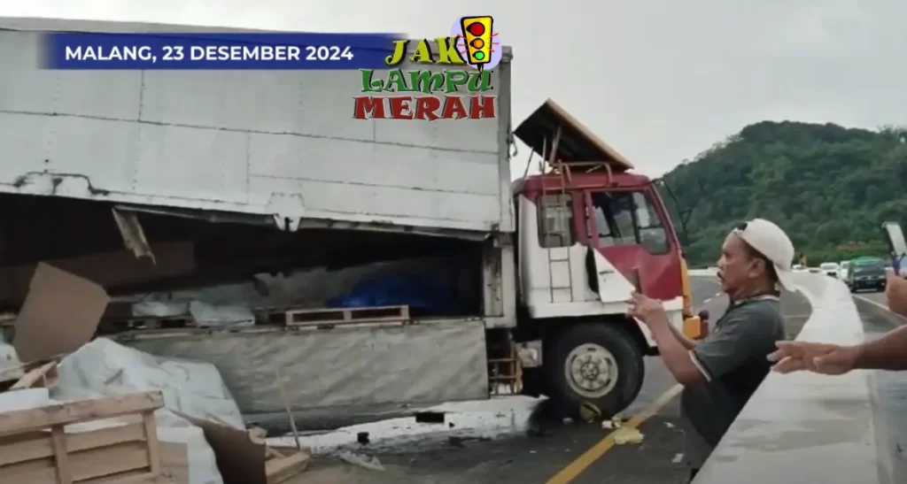 Kecelakaan Bus Pariwisata Dihantam Truk di Tol Lawang Menuju Malang 23/12/2024